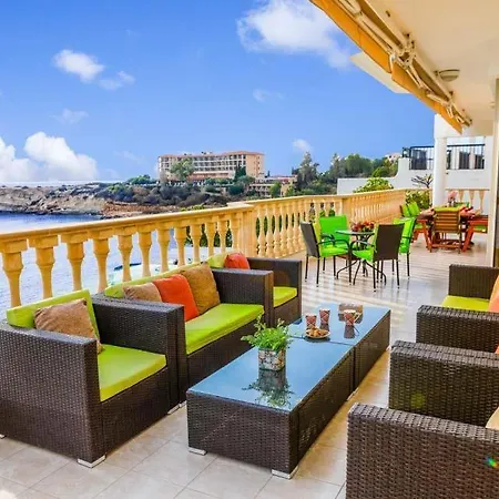 Sleeps 14 With Pool Air Con And Wifi Peyia