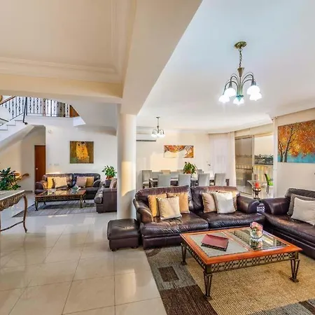Sleeps 14 With Pool Air Con And Wifi Villa *