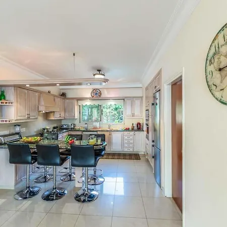 Sleeps 14 With Pool Air Con And Wifi *