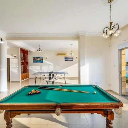 Sleeps 14 With Pool Air Con And Wifi * Peyia