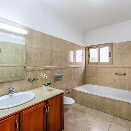 Villa Sleeps 14 With Pool Air Con And Wifi *