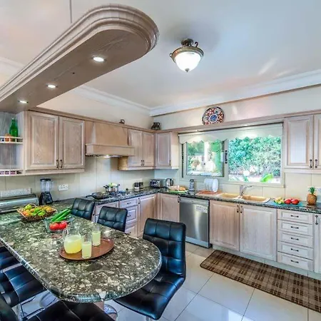 Sleeps 14 With Pool Air Con And Wifi Βίλα *