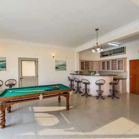 Βίλα Sleeps 14 With Pool Air Con And Wifi *