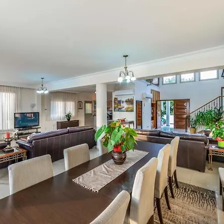 Sleeps 14 With Pool Air Con And Wifi Πέγεια