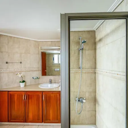 Sleeps 14 With Pool Air Con And Wifi Пейя