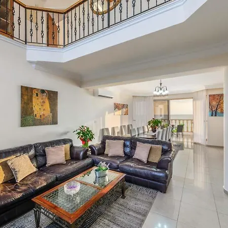 Sleeps 14 With Pool Air Con And Wifi Πέγεια