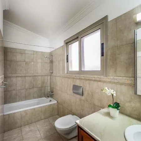 Sleeps 14 With Pool Air Con And Wifi * Πέγεια